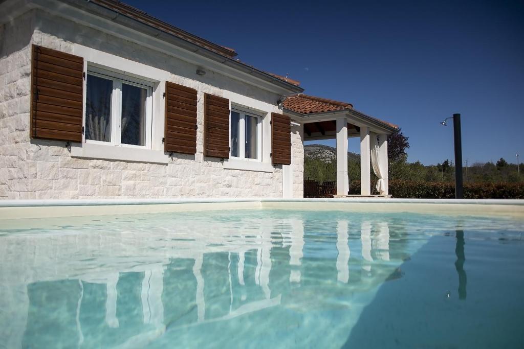 Bazén v ubytování Whitestone Villa nebo v jeho okolí