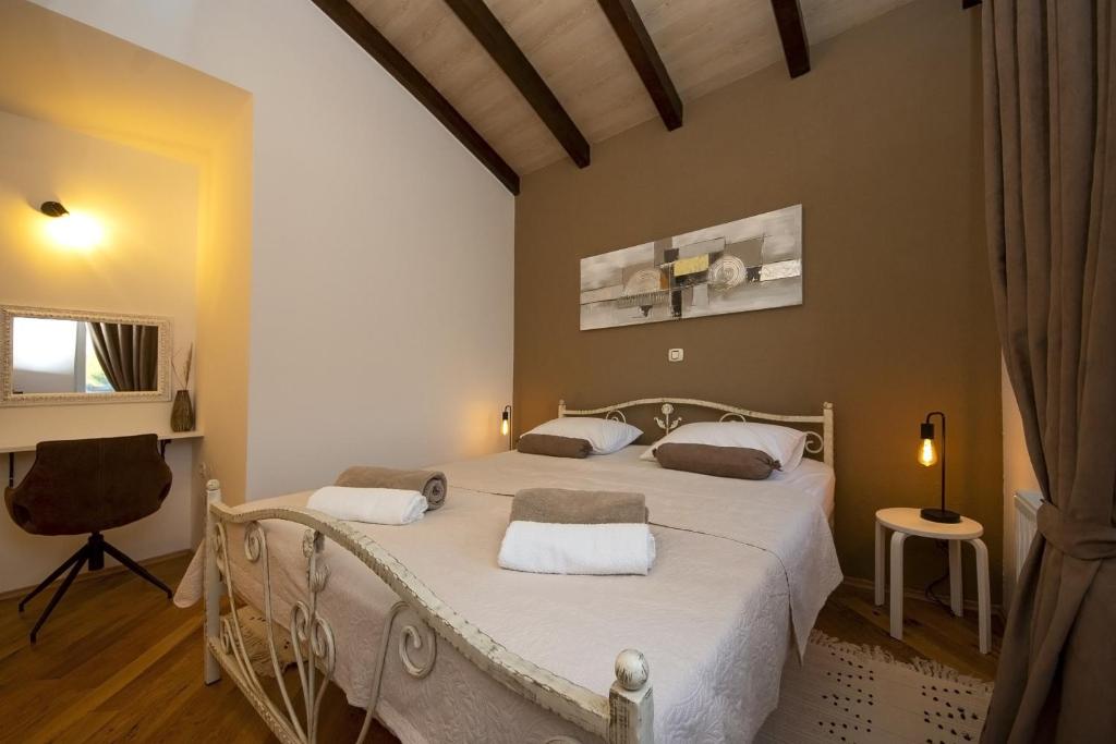 Postel nebo postele na pokoji v ubytování Whitestone Villa