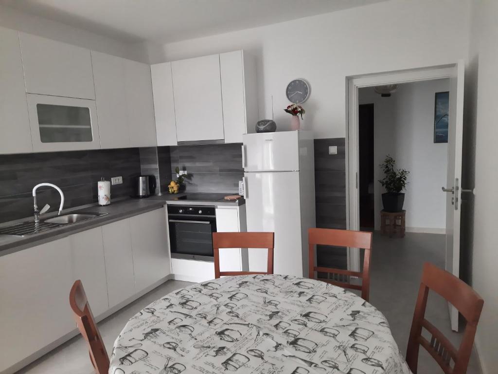 Кухня или мини-кухня в Apartments Marijana
