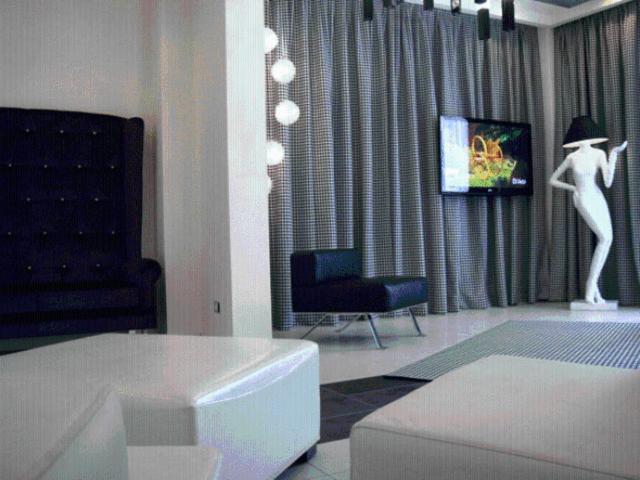 TV a/nebo společenská místnost v ubytování Atmosphere Suite Hotel