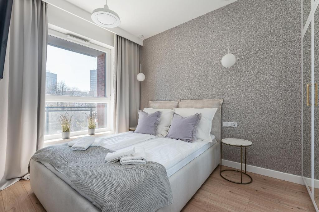 Un dormitorio con una cama grande y una ventana en Apartament Bastion Wałowa 16, en Gdansk