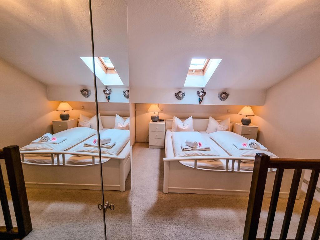 two beds in a room with two windows at Bergidyll in Garmisch-Partenkirchen