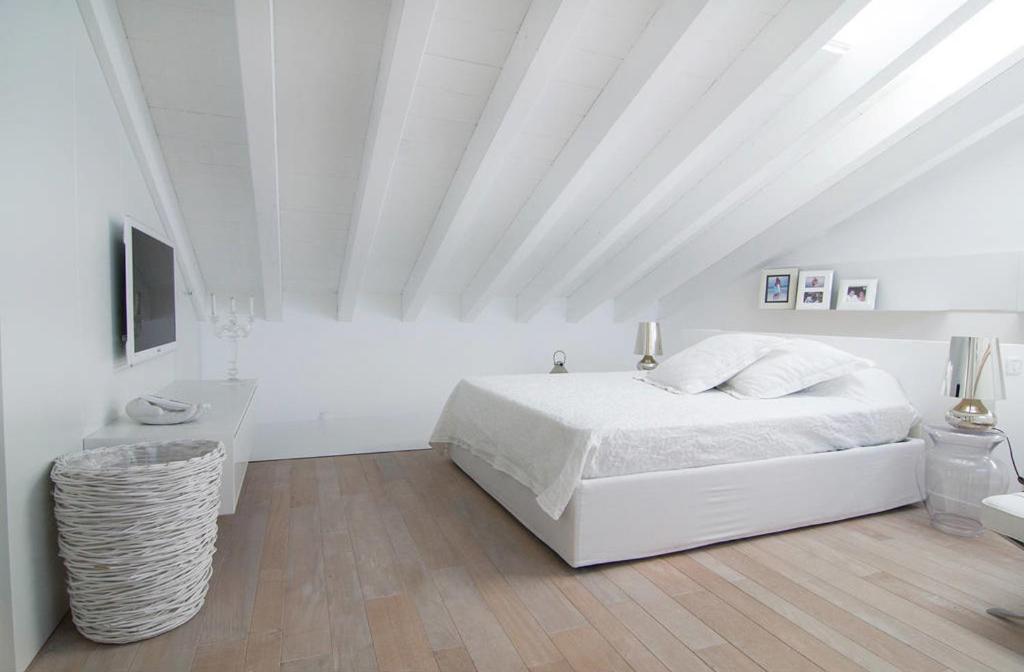 Postel nebo postele na pokoji v ubytování Loft di design a Loano in località Borgo Castello