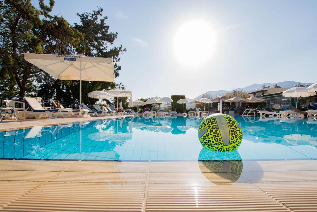 een zwembad met een gele en groene bal erin bij Anastasia Hotel Stalis in Stalida
