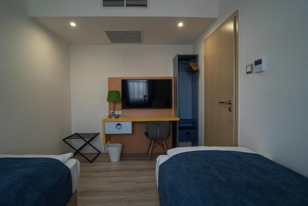 Televízia a/alebo spoločenská miestnosť v ubytovaní Hotel Civitas