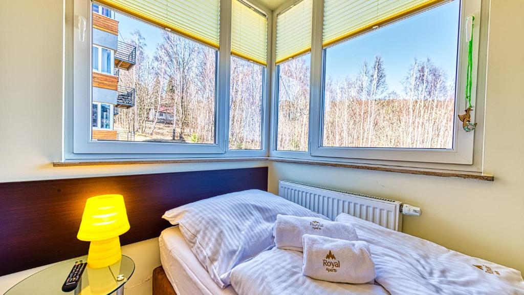 Posteľ alebo postele v izbe v ubytovaní Apartamenty Cicha by Royal Aparts