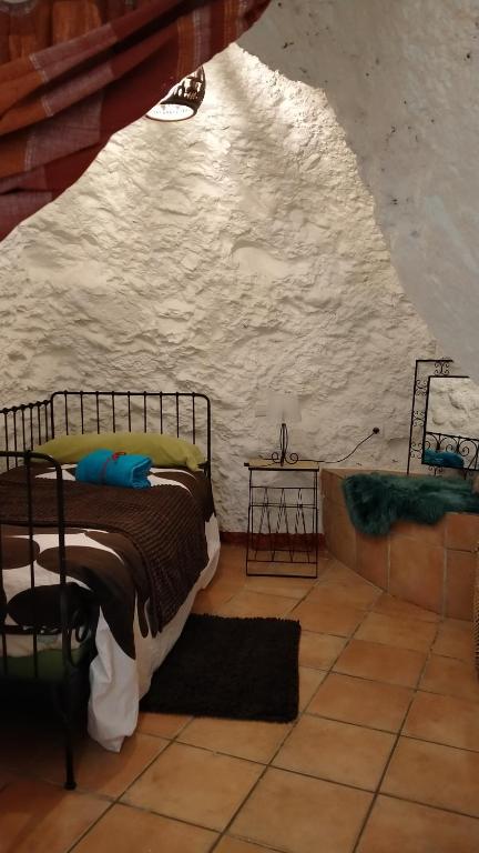 Łóżko lub łóżka w pokoju w obiekcie Casa Cueva Sierra Nevada - Monachil