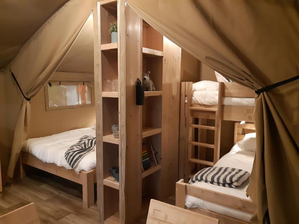 Una habitación con literas en una tienda de campaña en Tente Familiale au Camping Hautoreille en Bannes