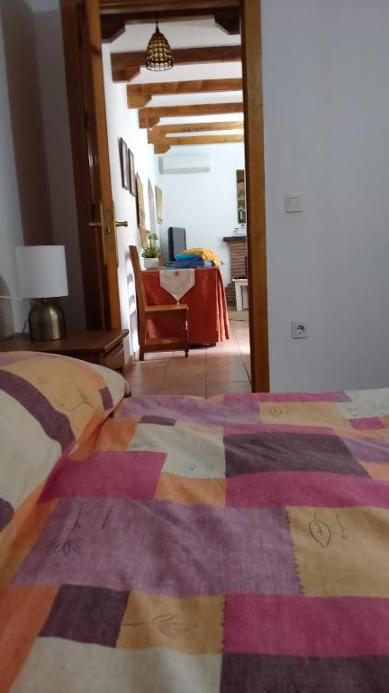 Łóżko lub łóżka w pokoju w obiekcie Casa Cueva Sierra Nevada - Monachil