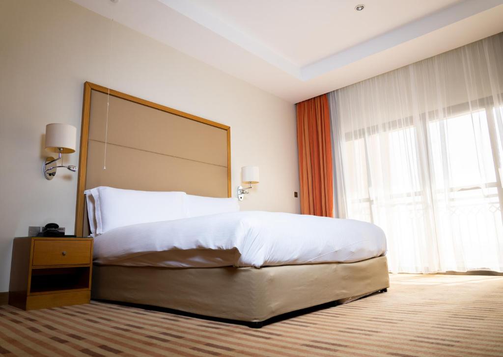 Postel nebo postele na pokoji v ubytování Crowne Plaza Sohar by IHG