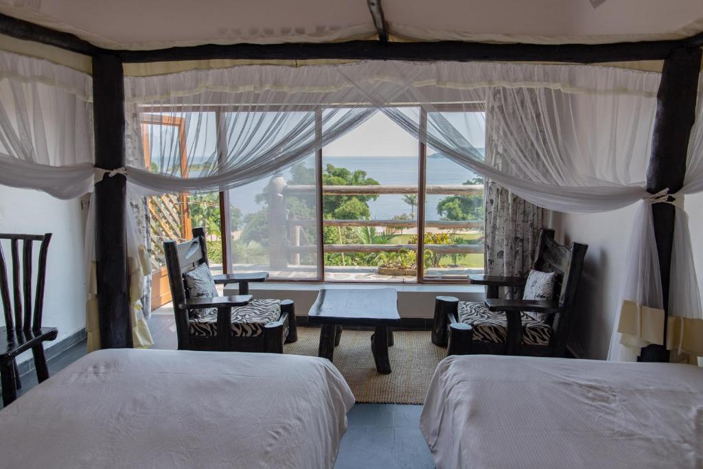 的住宿－Room in Guest room - Rushel Kivu Resort Ltd 3，一间卧室设有两张床和大窗户