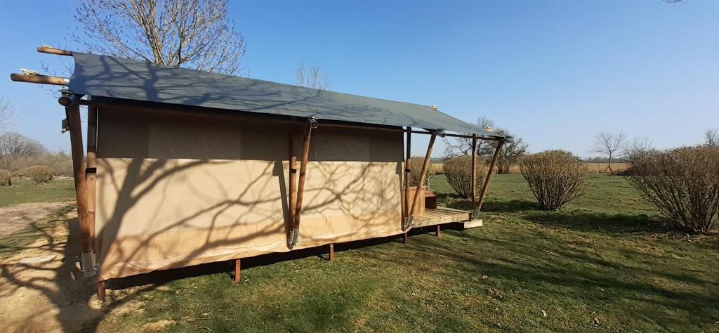 Photo de la galerie de l'établissement Tente Familiale au Camping Hautoreille, à Bannes