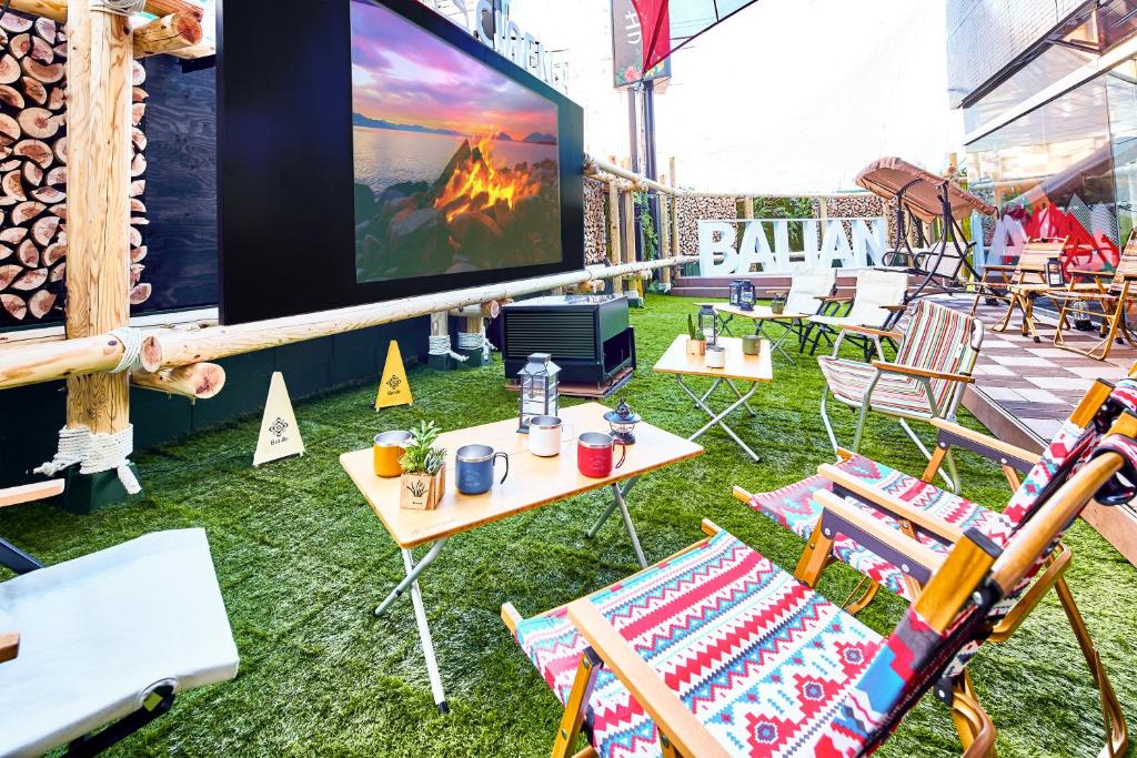 TV a/nebo společenská místnost v ubytování Hotel BaliAn Resort Shinjuku Glamping