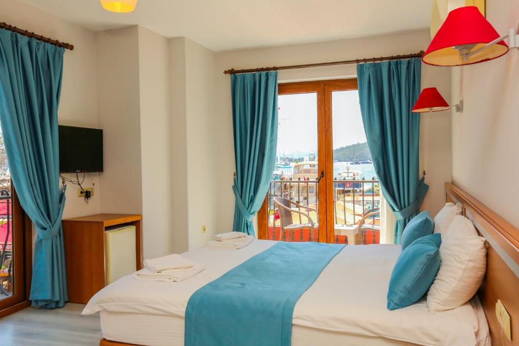 Postel nebo postele na pokoji v ubytování Gocek Unlu Hotel