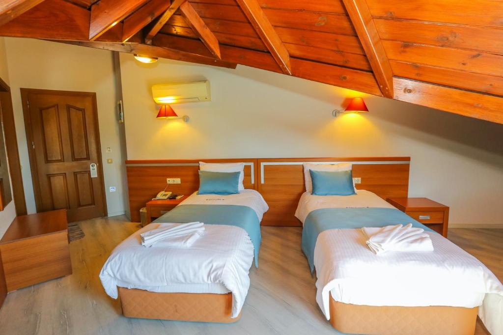 Postel nebo postele na pokoji v ubytování Gocek Unlu Hotel