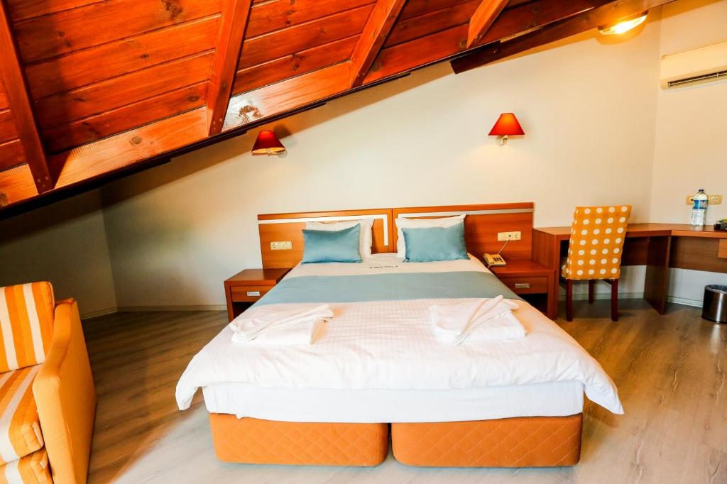 Postel nebo postele na pokoji v ubytování Gocek Unlu Hotel