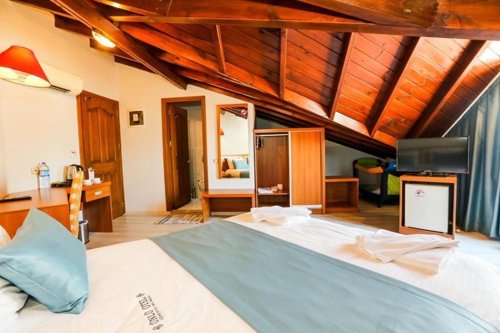 Postel nebo postele na pokoji v ubytování Gocek Unlu Hotel