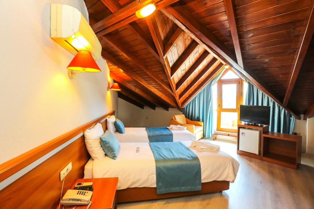 Postel nebo postele na pokoji v ubytování Gocek Unlu Hotel