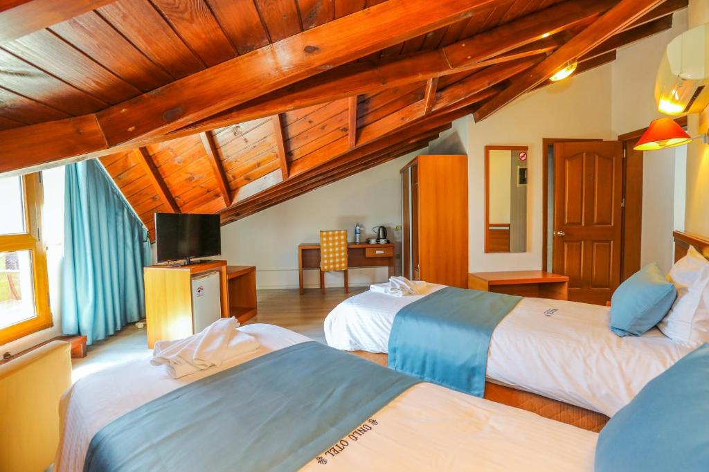 Postel nebo postele na pokoji v ubytování Gocek Unlu Hotel