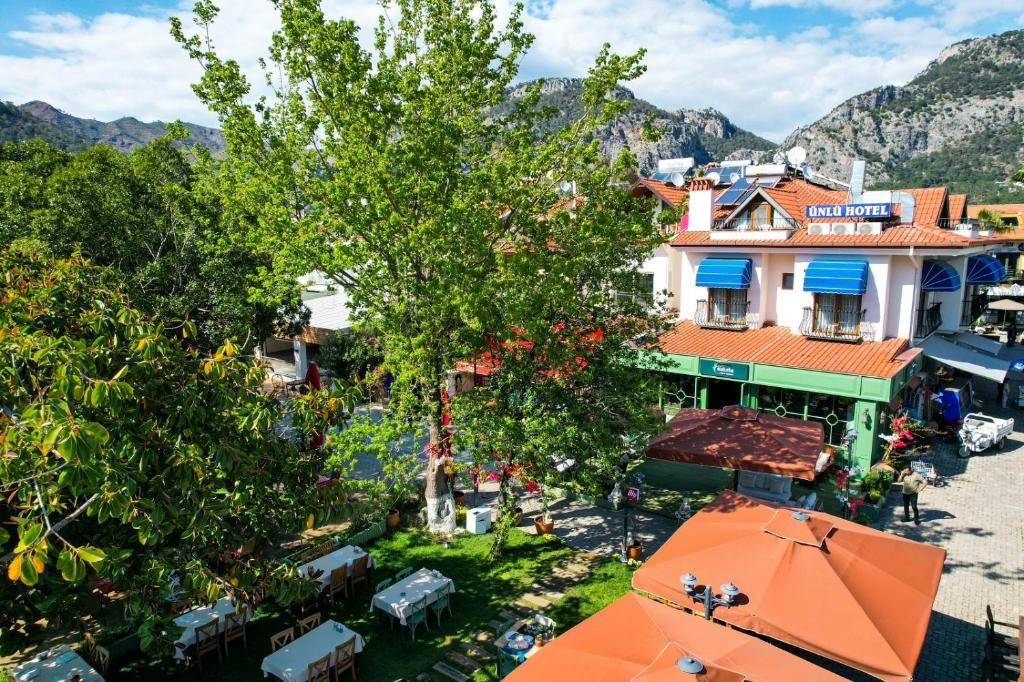 Nespecifikovaný výhled na hory nebo výhled na hory při pohledu z hotelu