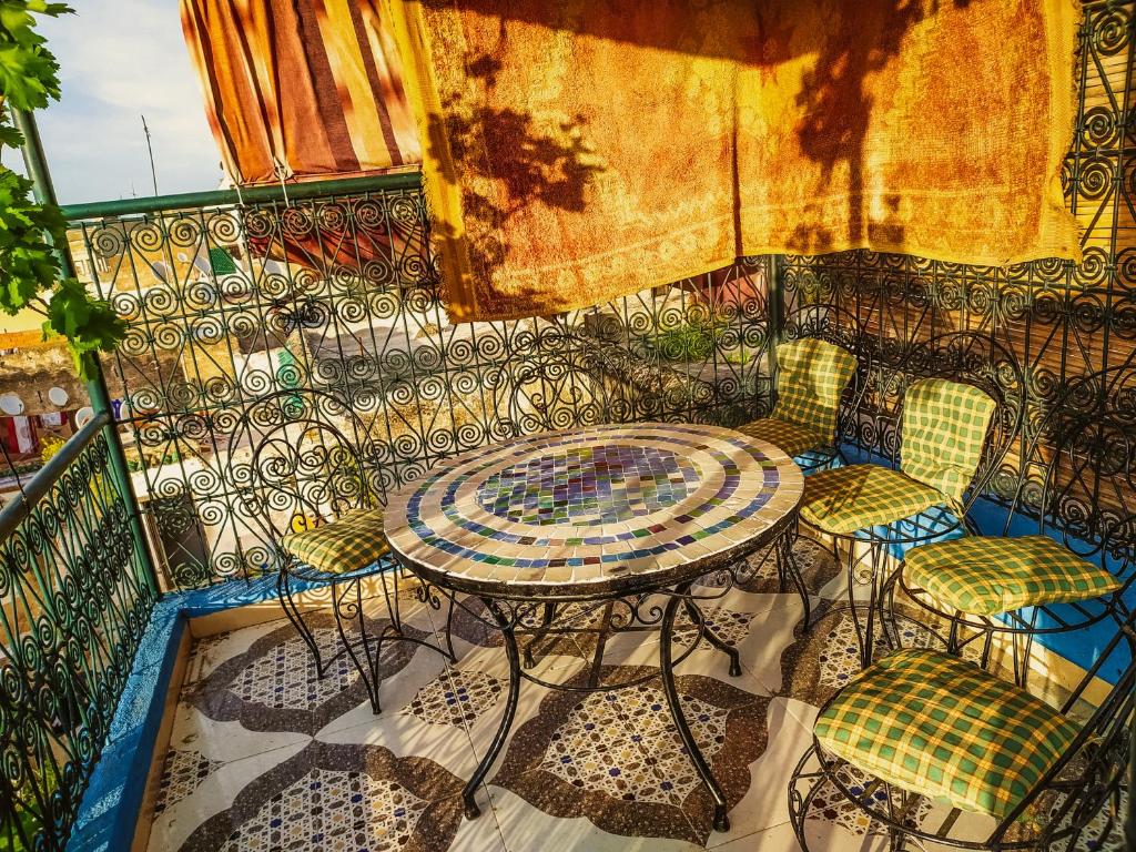 Un restaurante u otro lugar para comer en Dar Rihanne