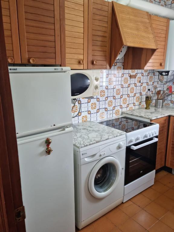 Kuchyňa alebo kuchynka v ubytovaní APARTAMENTO LEO