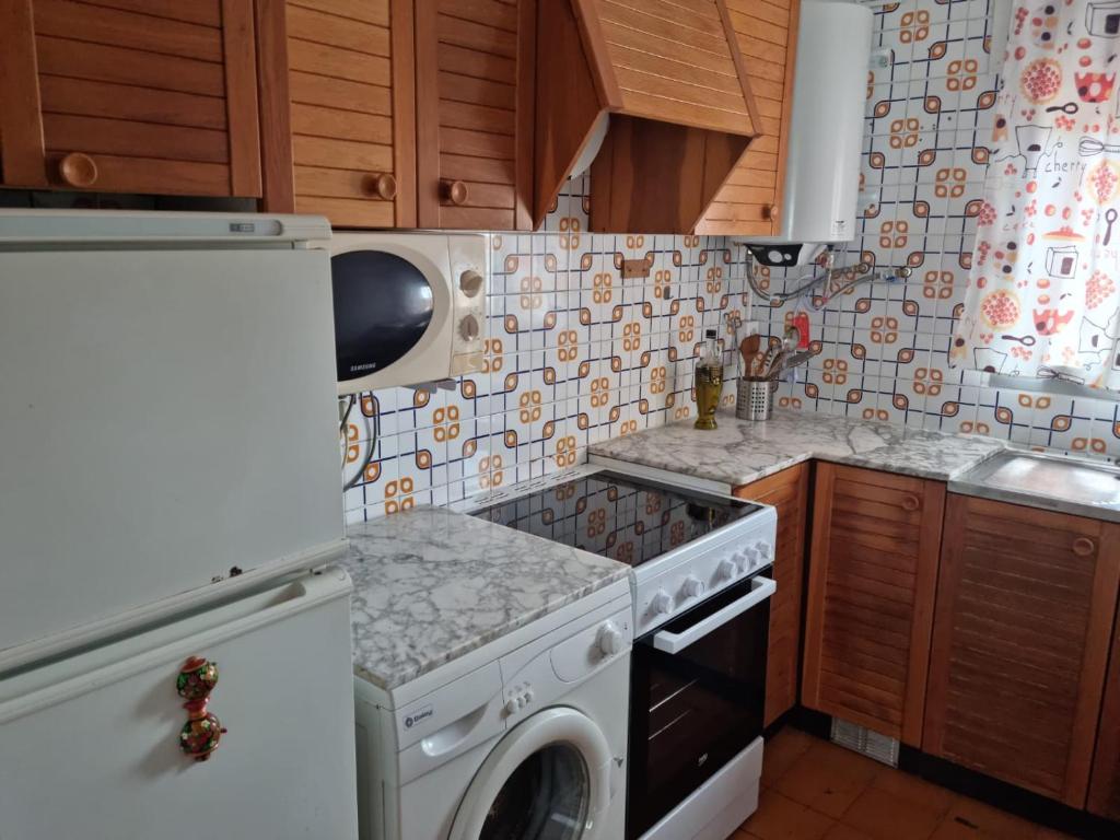 Kuchyňa alebo kuchynka v ubytovaní APARTAMENTO LEO