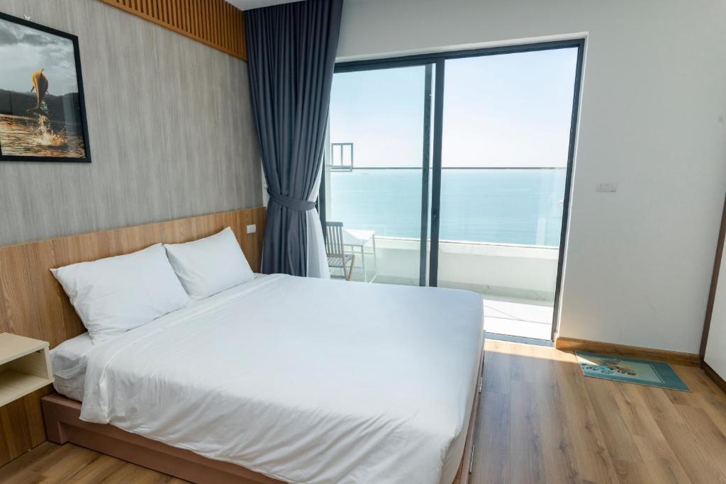 Llit o llits en una habitació de TMS Quy Nhơn - RUBY Luxury Apartment