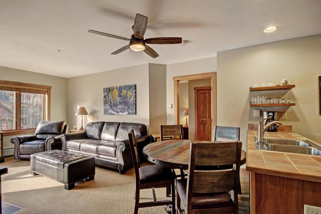 A seating area at Red Hawk Lodge 2298