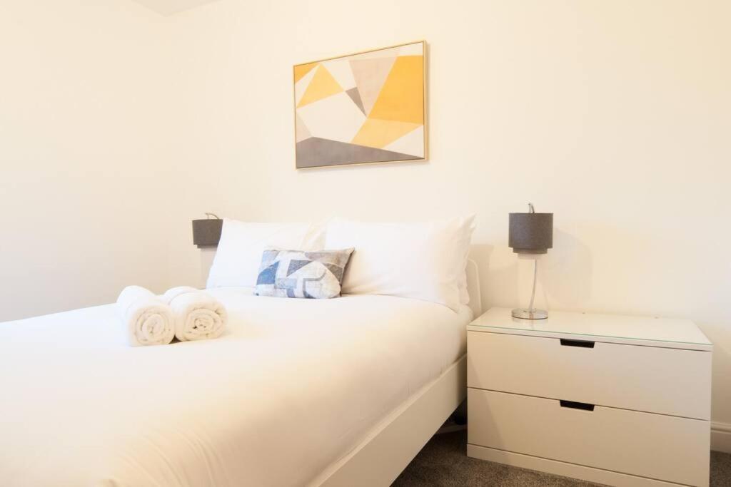 Galería fotográfica de *NEW* Central Derby Apt, with Parking - Sleeps 6 en Derby