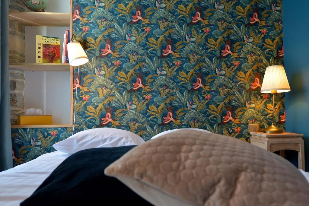 Postel nebo postele na pokoji v ubytování Hôtel Le Tiburon