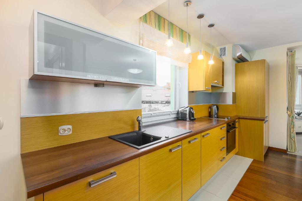 Kuchyň nebo kuchyňský kout v ubytování Seaside Apartment with Parking & AC - 150 m to the Beach by Noclegi Renters