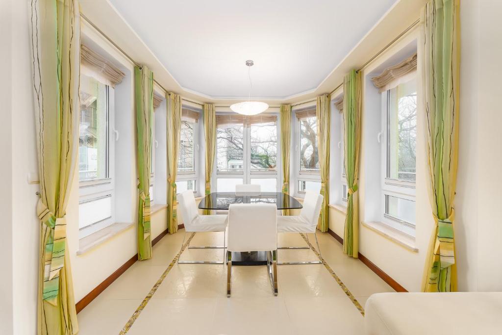 Posezení v ubytování Seaside Apartment with Parking & AC - 150 m to the Beach by Noclegi Renters