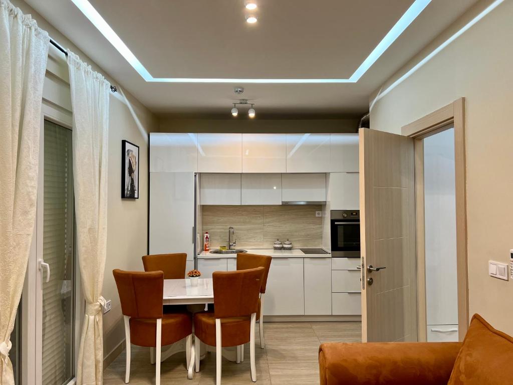 een keuken en eetkamer met een tafel en stoelen bij Nevenka in Bar