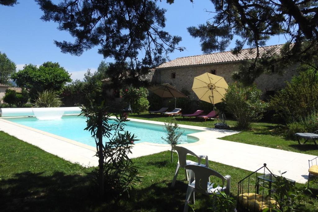 Der Swimmingpool an oder in der Nähe von Gîte Mon Paradis
