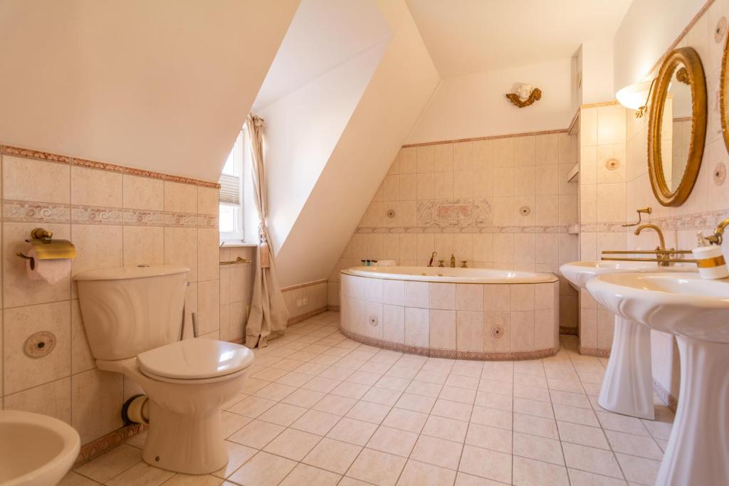 La salle de bains est pourvue de toilettes, d'un lavabo et d'une baignoire. dans l'établissement Apartamenty nad Motławą I, à Gdańsk