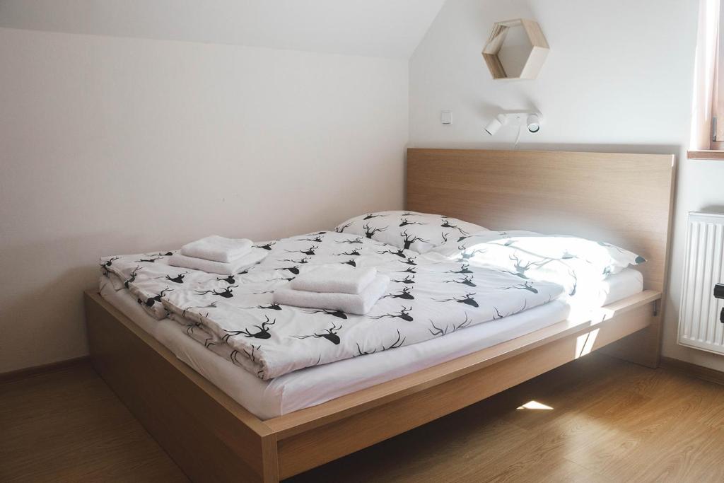 Postel nebo postele na pokoji v ubytování Rekreační dům U Skřítků