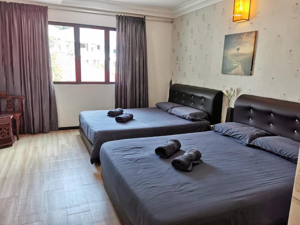 - une chambre avec 2 lits et une fenêtre dans l'établissement C 13 Lot 10 Pangkor Leisure Beach Studio, à Île de Pangkor