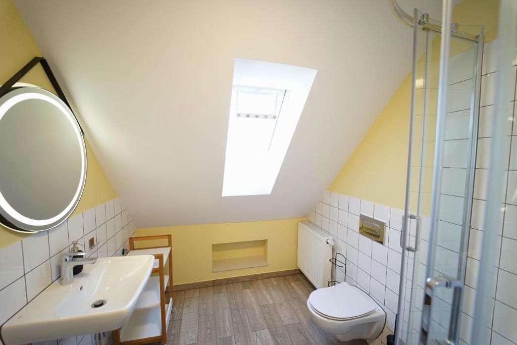 Kúpeľňa v ubytovaní Apartamenty EverySky Szklarska Poręba - 1 go Maja 13