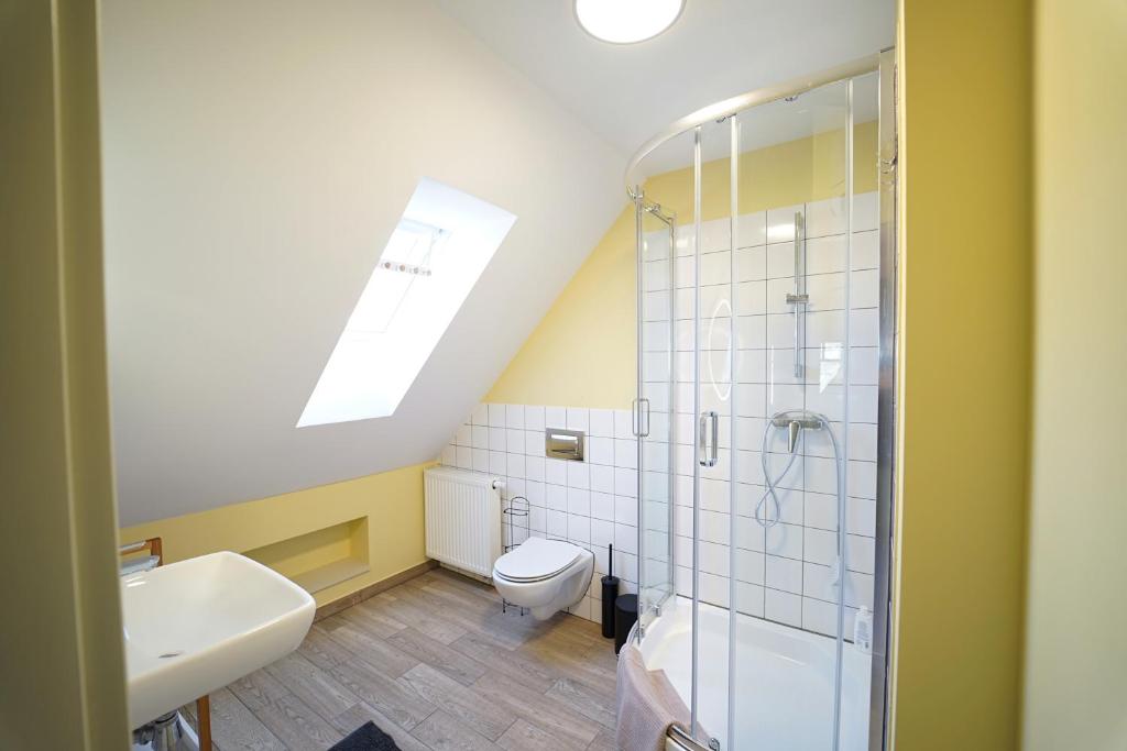 Kúpeľňa v ubytovaní Apartamenty EverySky Szklarska Poręba - 1 go Maja 13