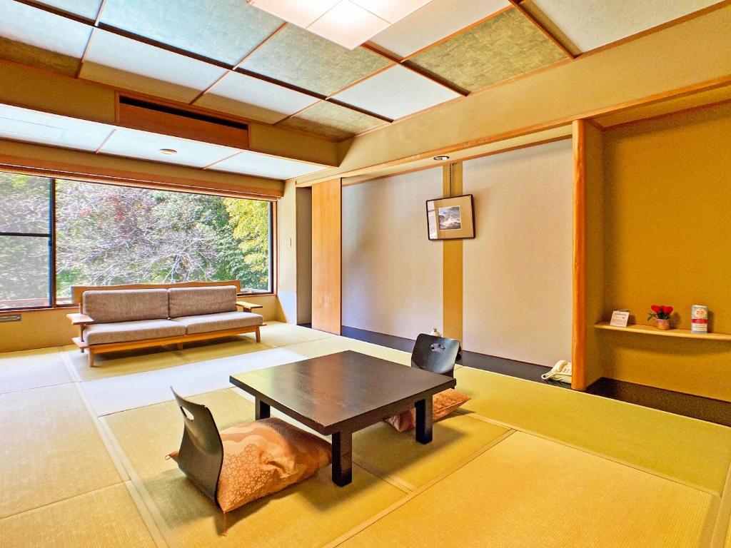 伊豆之國市的住宿－本陣日式旅館，客厅配有桌子和沙发