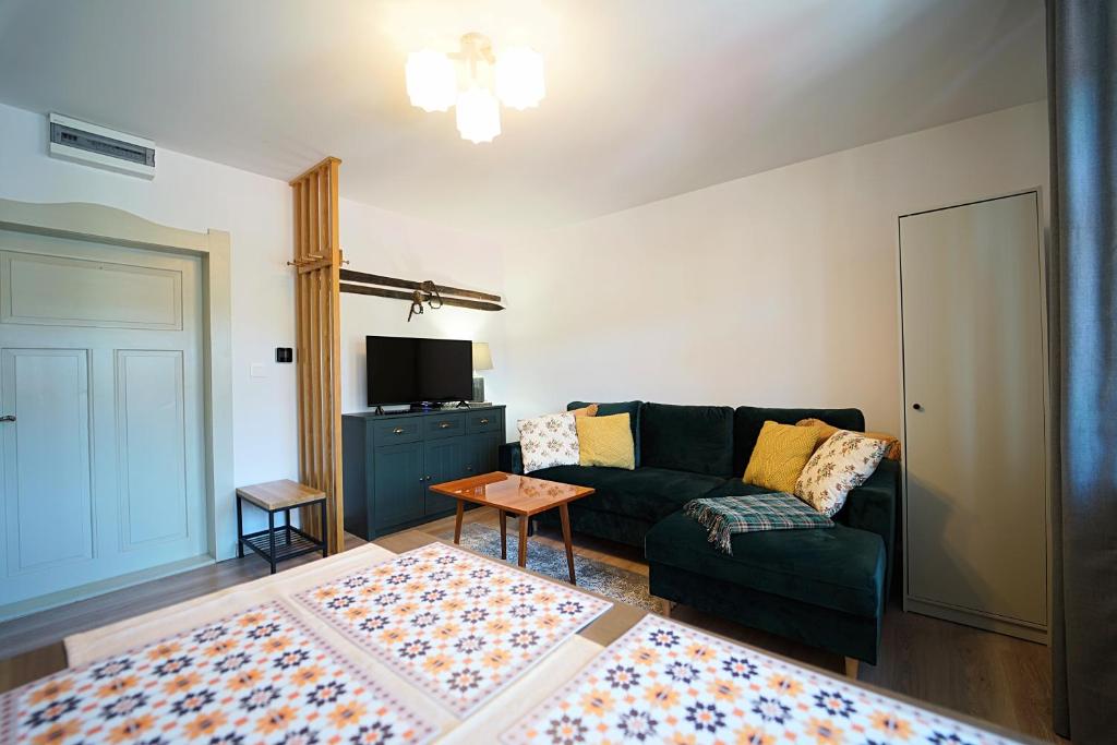 Televízia a/alebo spoločenská miestnosť v ubytovaní Apartamenty EverySky Szklarska Poręba - 1 go Maja 13