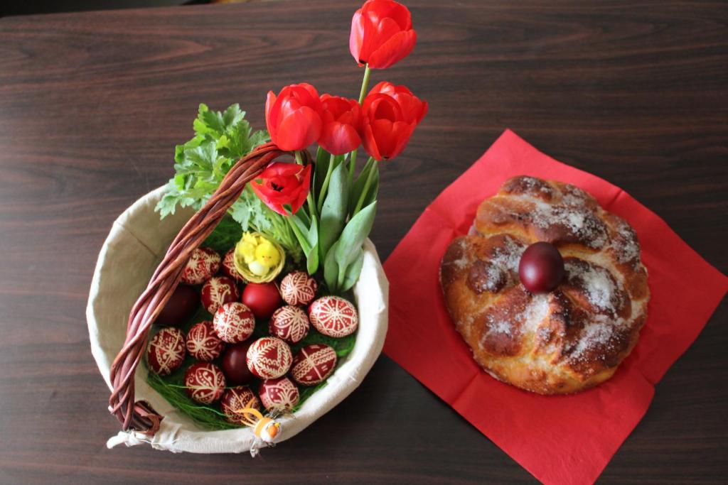 a plate of food and a bowl of flowers and a pastry at Старата Тонина къща in Dobrinishte