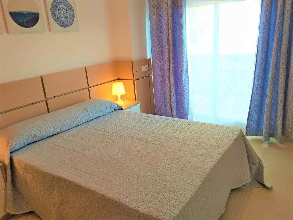 Postel nebo postele na pokoji v ubytování ACV - Vistamar III-1ª línea planta 2 Frontal