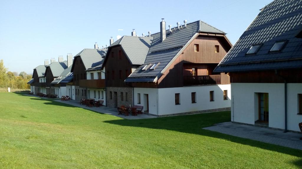 uma fila de casas com painéis solares nos seus telhados em Apartmán PECKA - Nová Pec em Nová Pec