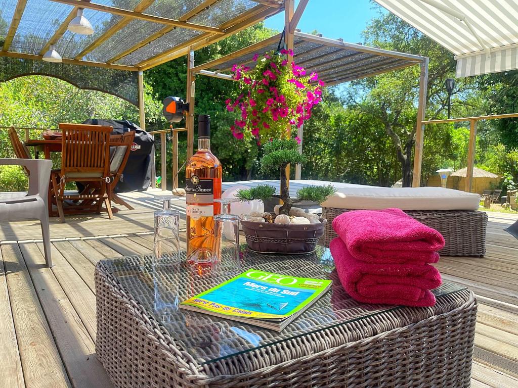 - une table avec une bouteille de vin et une serviette dans l'établissement Perle du Maquis, à Porto-Vecchio