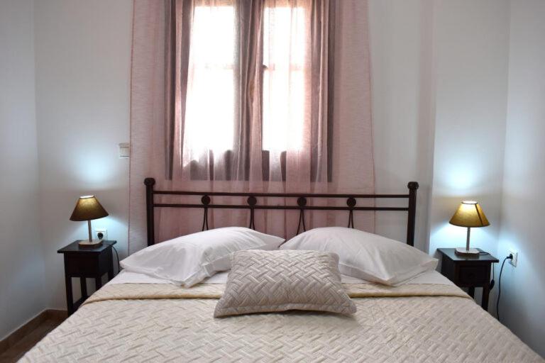 Łóżko lub łóżka w pokoju w obiekcie Kouremenos Beach Apartments