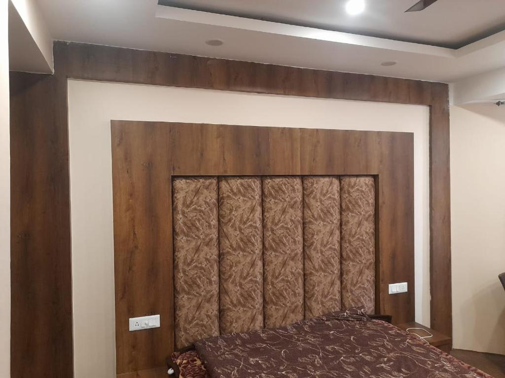 Postel nebo postele na pokoji v ubytování Hotel Zoon Dabb Srinagar airport kashmir