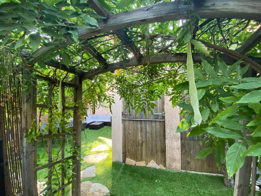 Zahrada ubytování Agréable studio proche StTropez Piscine et Tennis
