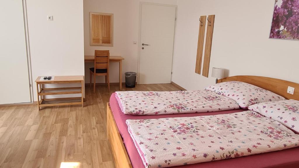 Postel nebo postele na pokoji v ubytování Frühstückspension Täuber